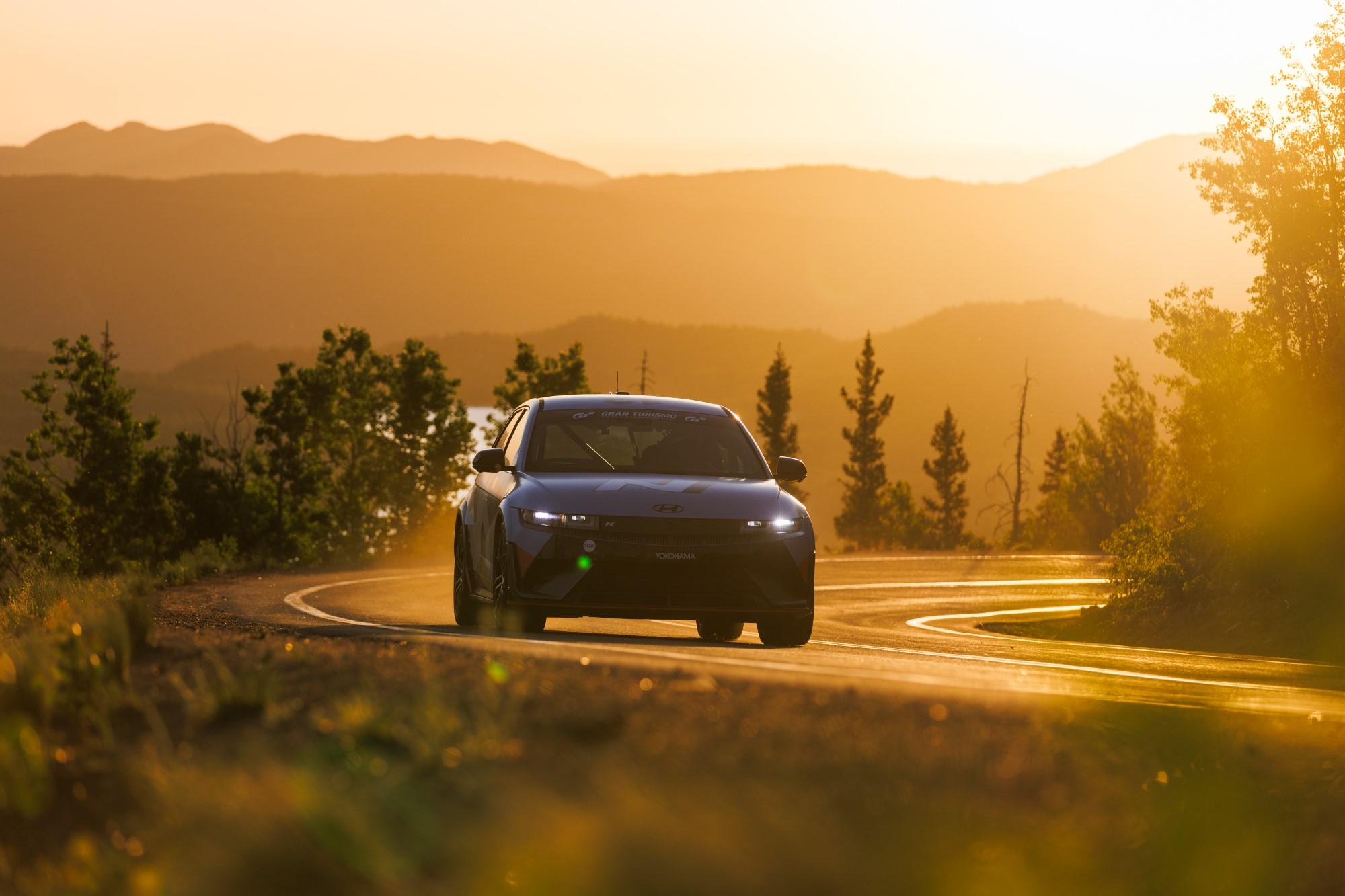 To Hyundai Ιoniq 5 N σκαρφαλώνει στο Pikes Peak